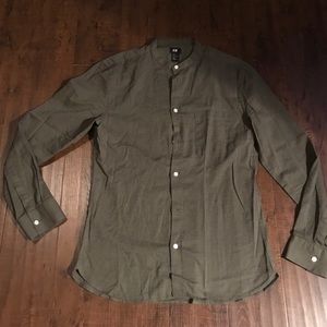 Men’s H&M olive green button down shirt Medium